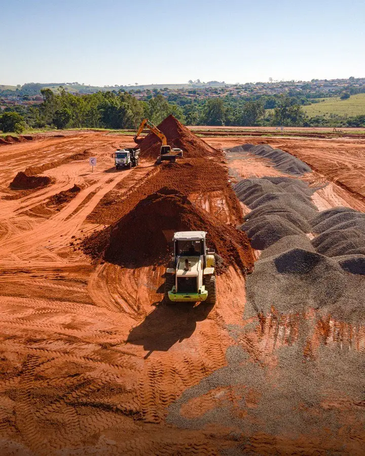 Máquinas e materiais durante as obras de urbanização do Tawata
